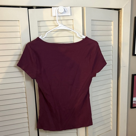 Old Navy Women's Burgundy Short Sleeve Tee - Picture 3 of 3